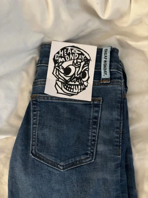 Cheap Monday blå bootcut jeans 25/32 - Snygga blå jeans från Cheap Monday med låg midja och bootcut-ben. Modellen har klassiska fem fickor, gylf med dragkedja och knapp, samt superstretch för extra komfort. Perfekt för dig som gillar retrovibbar och vill ha en cool siluett. Pris går att diskutera❣️