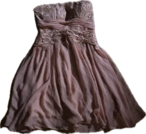 Ljusrosa axelbandslös spetsklänning - Superfin ljusrosa axelbandslös klänning med vacker spets upptill och vid midjan. Kjolen är kort och har ett flowigt fall. Perfekt för dig som gillar romantiska detaljer och en feminin look. Materialet känns lätt och luftigt.