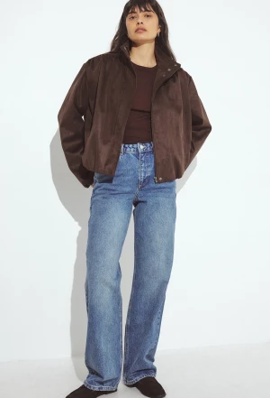 Blå raka jeans från NA-KD - Säljer ett par klassiska blå jeans från NA-KD med medelhöga. Storlek 38🩷 Är som nya då har jag använd dem bara typ 2 gånger 🥰