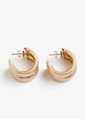 Chunky guldfärgad i rund form - Säljer ett par chunky örhängen i guld med rundad, tjock design och dubbla bågar. De har klassisk stift och är perfekta för dig som gillar statement-smycken med enkel men cool look. Passar till alla tillfällen och ger en lyxig touch till din outfit.