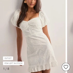 Studentklänning  - Så fin studentklänning, endast använd en gång på studenten 💓 Små blomdetaljer, puffiga ärmar och fin uringning!!