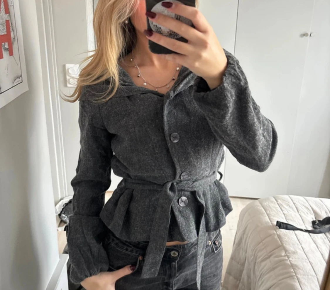 Mörkgrå kofta med bälte