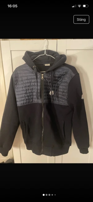 Moncler cardigan  - Säljer en moncler cardigan i väldigt bra skick, köpte på Vinted men säljer pgr av att den inte kommer till användning, priset kan diskuteras