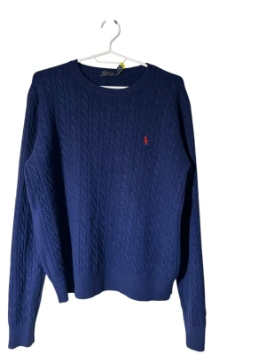 Polo Ralph Lauren Sweater - En riktig fet Polo Ralph Lauren sweater. Perfekt till vinter vädret då den håller dig varm och stilig samtidigt. Denna tröja är i storlek S men passar även M. Skriv till mig om du är intresserad 🫡