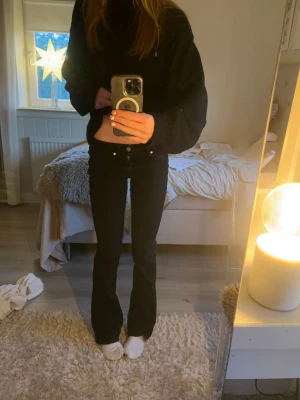 Svarta bootcut jeans - Säljer dessa byxor från zara💗 byxorna är lowaist, väldigt sköna och bekväma.