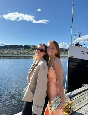 Maxi satinklänning korall - Säljer min fina korall balklänning från design by si, så snygg och perfekt til bal😍storlek XS/S 