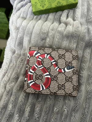 Svart/beige tiger plånbok  - Svart/beige tiger plånbok. En fint och stiligt jul present!!                                                                            200/st                                                                                300/ för två valfria färger                                                (Kan kombineras med tiger plånbok)