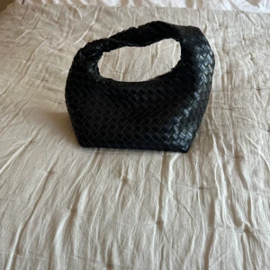 Väska - En fin svart väska från Gina, säljer den då den inte kommer till använding och finns heller inte kvar att köpa hos själv Gina längre.priset går att diskutera 