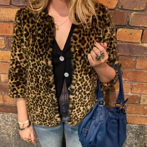 Leopardmönstrad pälsjacka - Säljer en snygg leopardmönstrad pälsjacka med trekvartsärm. Jackan är i storlek 36❤️