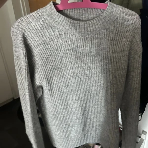 Stickad tröja  - Från hm. Säljs inte längre. Bra skick 