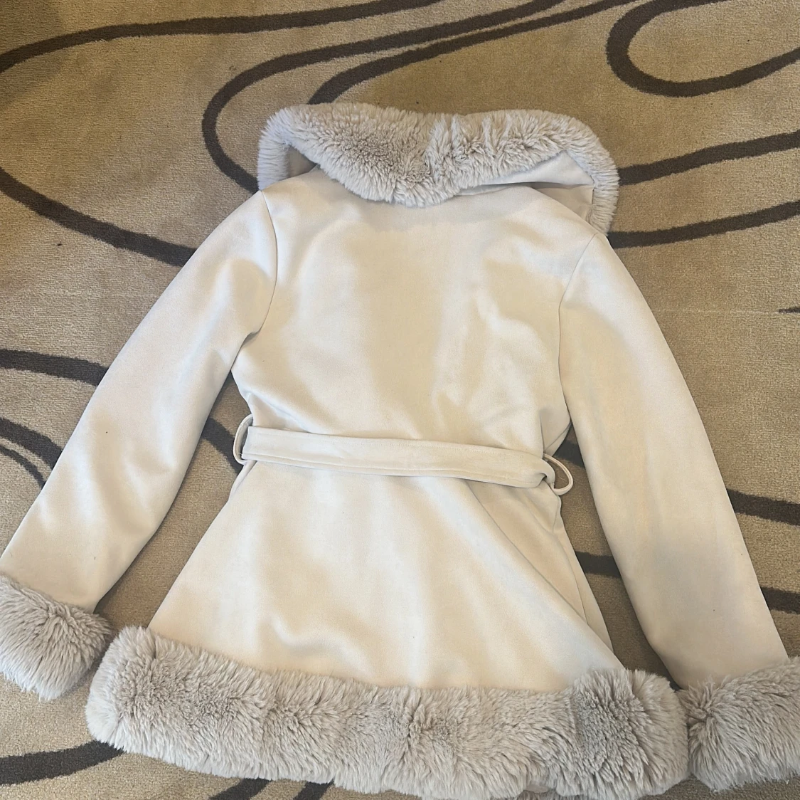 Beige pälsjacka med bälte S - 1