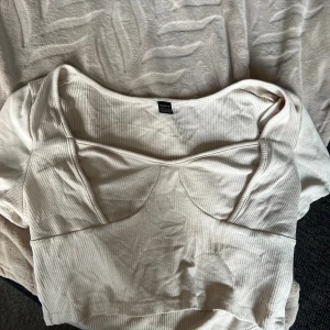 Beige  topp  - En beige croppad topp från SHEIN