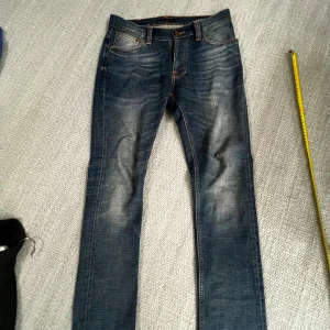 Nudie jeans Dude Dan - Ett par nudie i storlek 28:30 ni ser mäten på bilderna också. Inga defekter och inget tecken på andvändning skick 9/10. Vid frågor är det bara att höra av sig!