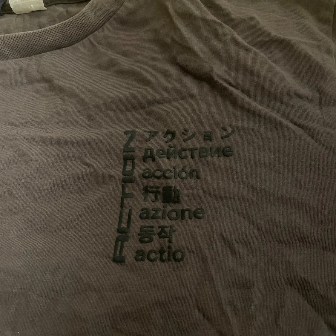 Brun t-shirt med tryck i flera språk - 1