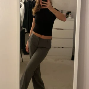 Kostymbyxor - Säljer dessa gråa kostymbyxor från Gina tricot. Använda 3 gånger och har inga defekter. Jag är 160 cm lång!