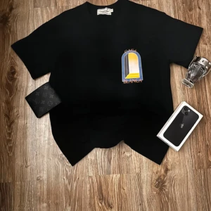 Svart Casa Blanca t-shirt med tryck - Svart t-shirt från Casa Blanca med stort färgglatt tryck av en grafisk portal i blått, gult och vitt både fram och bak. Klassisk passform och rund hals. Perfekt för dig som gillar streetwear med unik design.