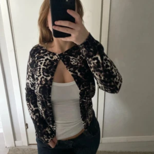 Leopard cardigan - Cardigan från H&M. Storlek xs.