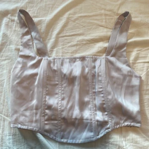 Corset top!💜 - Cropped corset top från Na-kd! Den är väldigt ljus pastell lila💜 Passar M och L!