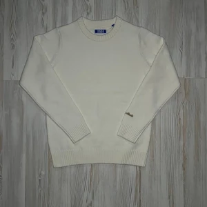 Vit stickad tröja från Jack & Jones - Stilren vit sweatshirt väldig skön och gosig pssar perfekt inför hösten och vintern, med andra ord väldigt varm och väldigt lätt att styla till
