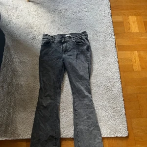 Grå bootcut jeans från Zara - Grå jeans från Zara i bootcut-modell. , normalhög midja och är tillverkade i denimtyg. Använda få tal gånger 