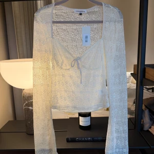 Topp från Venderbys - Spetstopp från Venderbys. Helt oanvänd med lapp kvar. Storlek M/L men liten i storlek så skulle säga att det är en S/M. Nypris 449kr