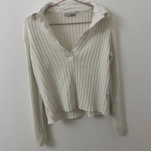 Ribbad vit långärmad tröja Hm  - Säljer en ribbad vit långärmad tröja från hm, storlek S 