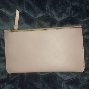 Ljusbeige/ lite ljus rosa  plånbok  - En stilren och enkel plånbok i ljusbeige/lite rosa, med guldfärgad dragkedja. Perfekt storlek för att ha med sig det viktigaste och lätt att matcha med olika outfits. Slät yta och minimalistisk design utan synliga loggor. Några små sträk men man ser de inte! Skriv privat för frågor ❤️
