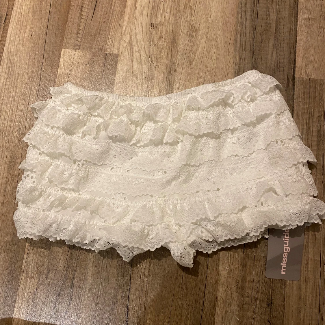 Vita spetsiga volangshorts - 2