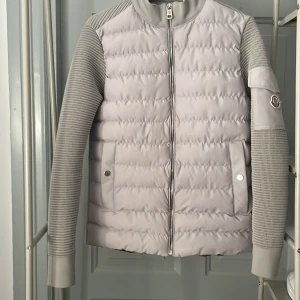 Moncler cardigan 😁 - En jätte fin moncler cardigan för ett jättefint pris men pris kan diskuteras snabb 💨 leverans 🚚 via intresse kom med prisförslag eller frågor 😁