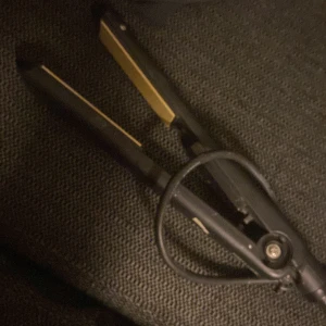 Philips SalonStraight Ceramic - Philips SalonStraight Ceramic plattång med keramiska plattor för skonsam och effektiv styling. Svart design, synligt strömbrytare och sladd. Mindre kosmetiskt slitage på handtaget, men i gott skick och fullt fungerande.