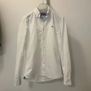 Vit buttondown skjorta ifrån Morris - Säljer en vit buttondown skjorta ifrån Morris. Skicket är väldigt fint och inga svettfläckar eller fläckar under armar eller liknande. Storlek S 37/38. Skriv ifall du behöver fler bilder eller undrar över något! 😊