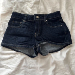 Denimshorts  - Säljer dessa denimshorts i mörkblått som ej kommit till användning mer än ett fåtal gånger! Är i strl 38 men passar även 36or!💋 kan skicka samma dag om du väljer instabox!💕köptes för 400!