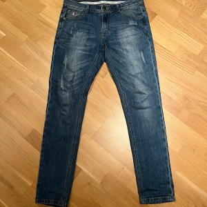 Strömberg jeans - Tjena säljer ett par väldigt stilrena jeans med slitningar från märket Strömberg. Jeansen är slim. Ni får gärna skriva vid frågor👌🤩