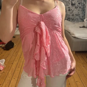 Rosa blommig omlott-linnetopp - Säljer en söt rosa linnetopp med blommigt mönster och omlottknytning framtill. från shein och passar xs-s, knappt använd