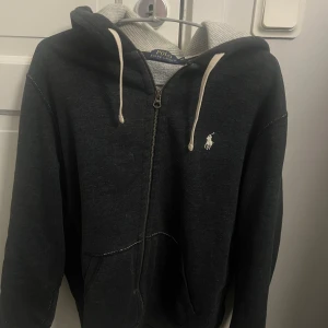 Mörkgrå hoodie från Polo Ralph Lauren - Snygg mörkgrå hoodie från Polo Ralph Lauren. Storlek M men passar även S                                       Kan tänka mig gå mer i pris vid snabb affär!