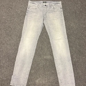 Ljusgrå jeans från Jack & Jones - Snygga ljusgrå jeans från Jack & Jones. Perfekta för dig som gillar stilrena och ljusa jeans. Storlek 34,36. Pris kan diskuteras. Kontakta för fler bilder. 