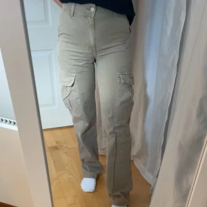 Cargo byxor - I mycket bra skick, använda ett fåtal gånger 