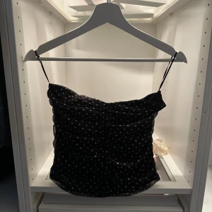 Prickig tub topp från bikbok - Säljer denna fina fest topp från bikbok! Storlek s❤️