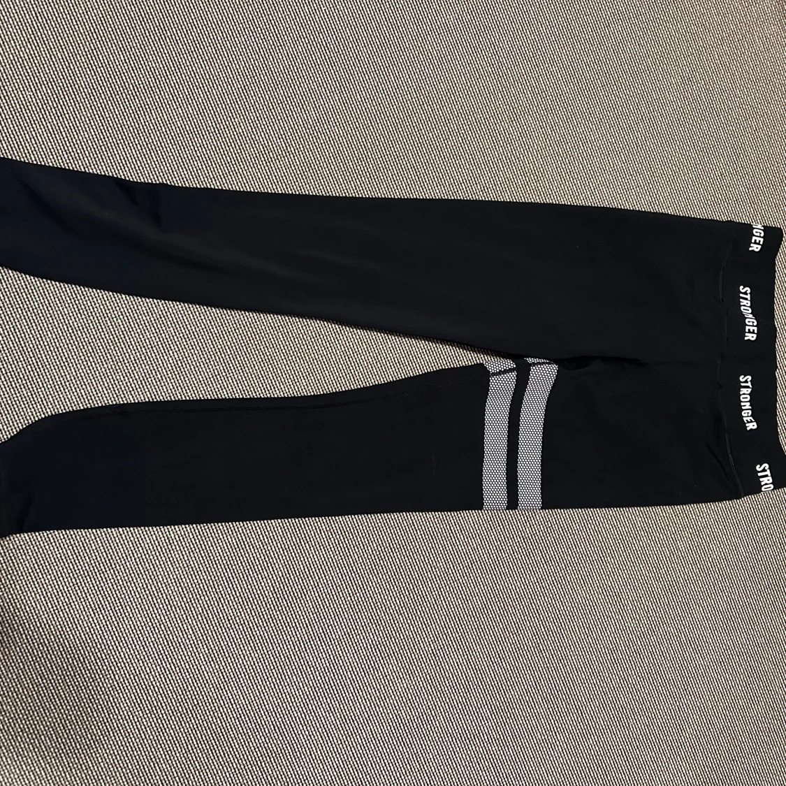 Svarta leggings från Stronger, S