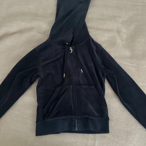 Juicy Couture tröja - Har defekter vid silverdetaljen