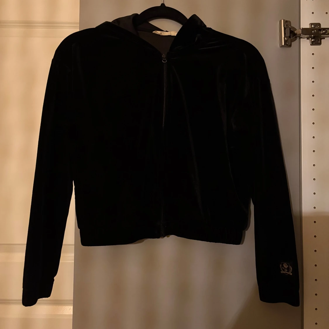 Svart velour hoodie med dragkedja