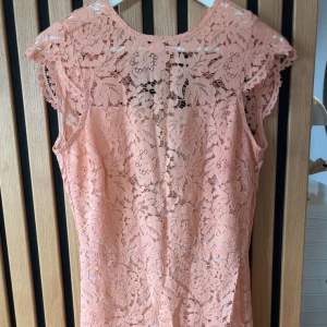 Spets klänning med öppen tyg - Klänning från valerie i spets med öppen rygg. Superfin att ha på dop/bröllop eller bara fest