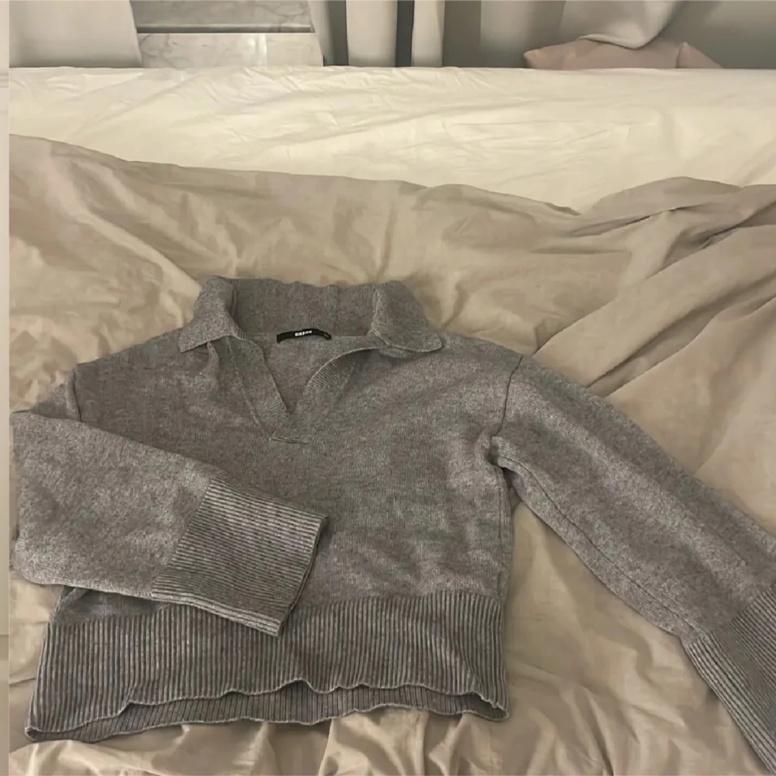 Grå stickad tröja - 1