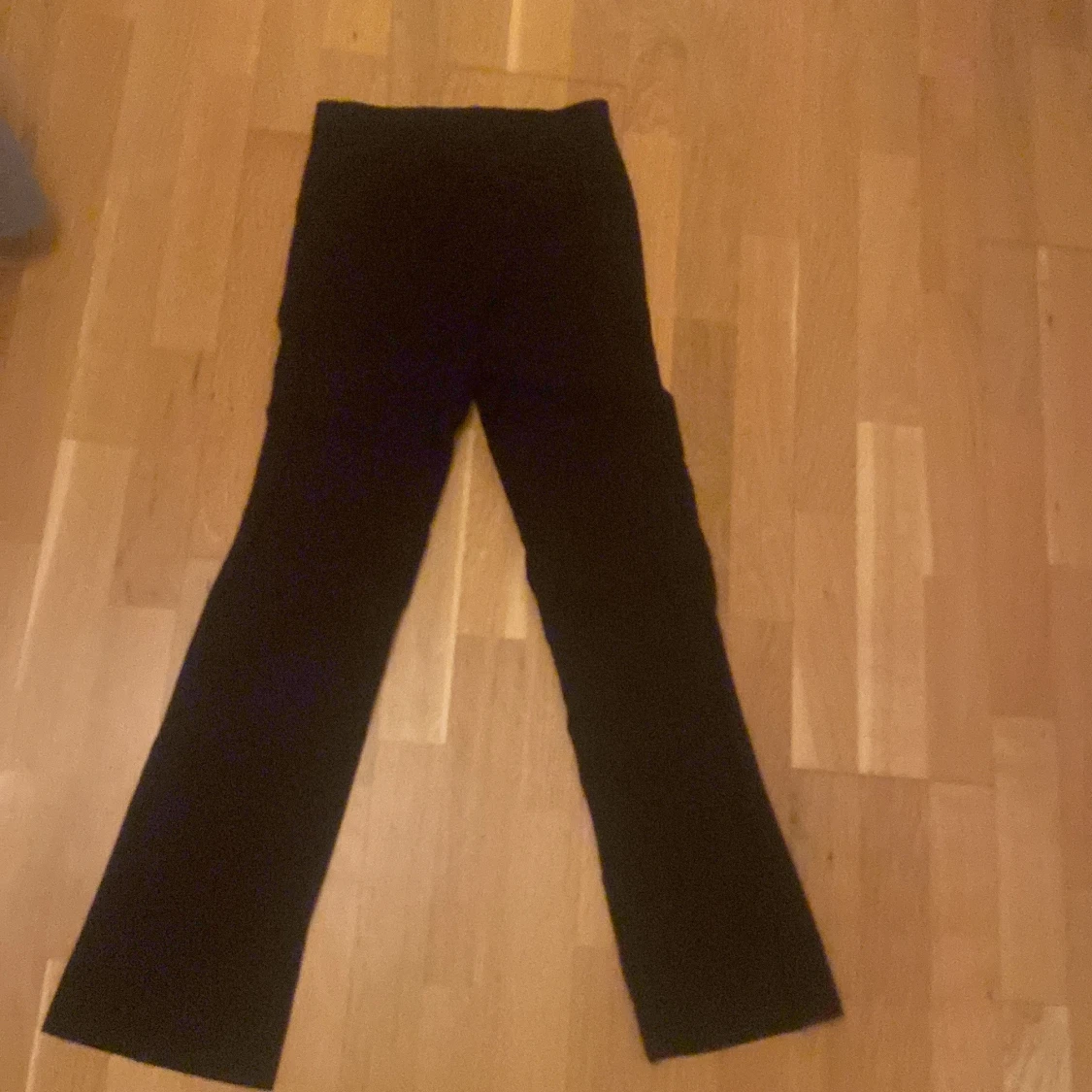 Svarta bootcut-byxor från Stories - 1