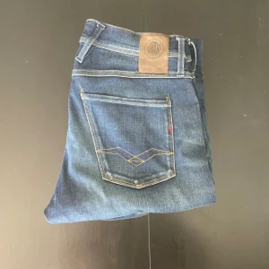 Replay Anbass W31 - Säljer ett par riktigt feta Replay Anbass jeans i storleken w31 och l34. Skriv vid minsta fråga!