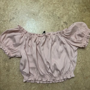 Ljusrosa offshoulder bolerotopp - Supersöt ljusrosa bolerotopp med offshoulder och puffiga korta ärmar. Toppen är från H&M, storlek xs, aldrig använt. 