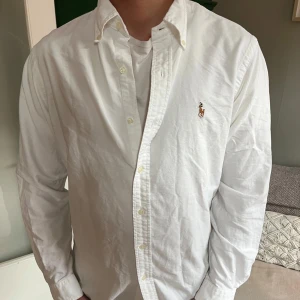 Ralph Lauren Skjorta M - Säljer en riktigt fet skjorta Från Ralph Lauren k storlek M, slimfit. Skriv vid minsta fråga!