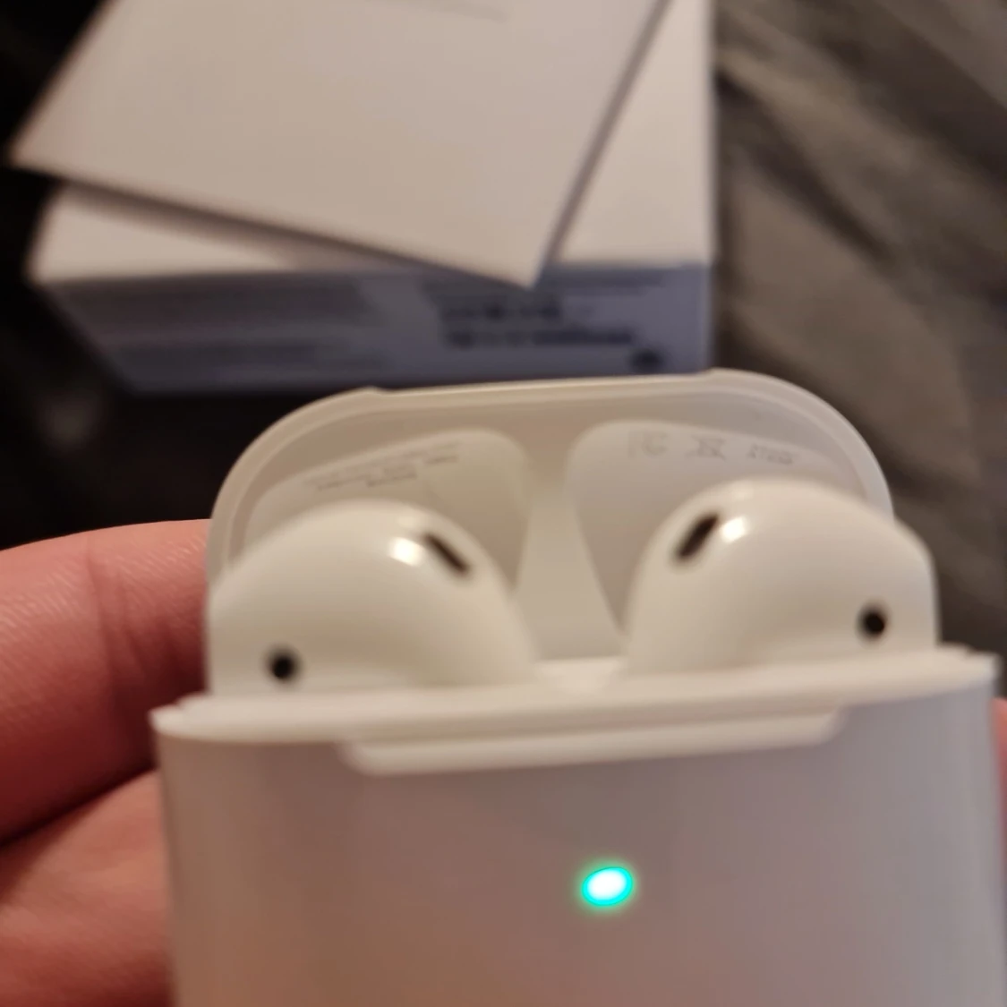 Apple AirPods med trådlöst laddningsetui - 1