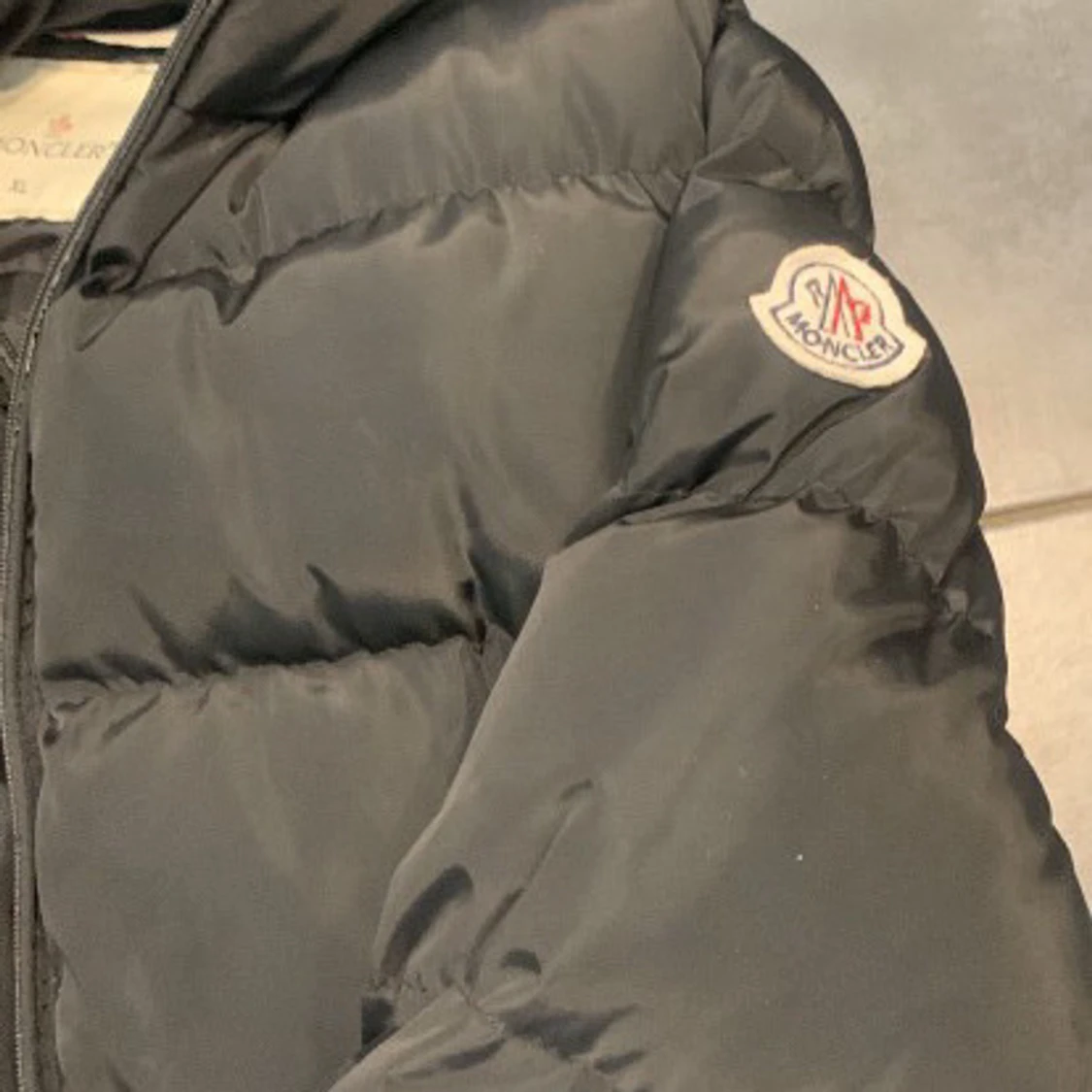 Svart Moncler dunjacka med huva - 1
