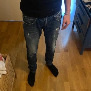 Replay Jeans - Säljer dessa extremt feta Replay anbass jeansen med slitningar. Storlek 32x32 - slim fit. Inga defekter eller fläckar. 